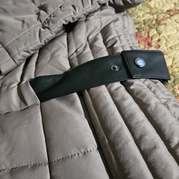 NWT Susan Graver Taupe Quilted Puffer Coat with Faux Fur Hood (Medium) - Picture 10 of 10